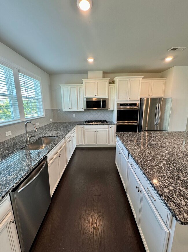 Building Photo - Beautiful 3BR/3.5BA Townhome in Rea Farms