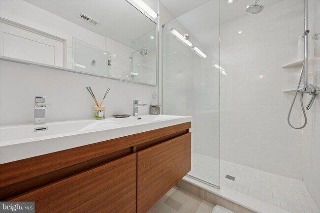 Building Photo - 620 N 3rd St