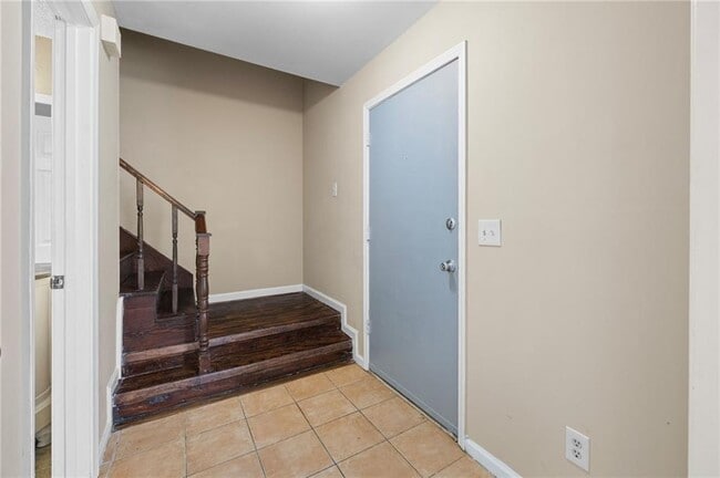 Building Photo - 2898 Lakemont Dr SW