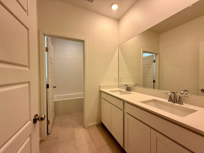 Building Photo - 4 BED 3.5 BATH 2 CAR GARAGE HOME w/ LOFT, ...