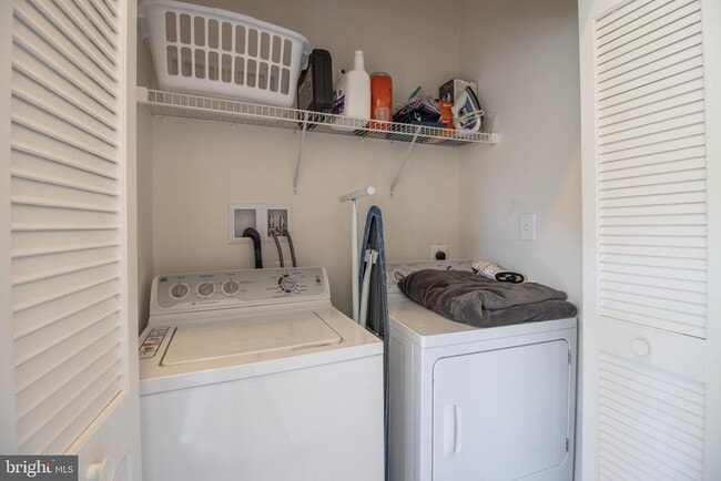 Building Photo - 4658 Hudson St