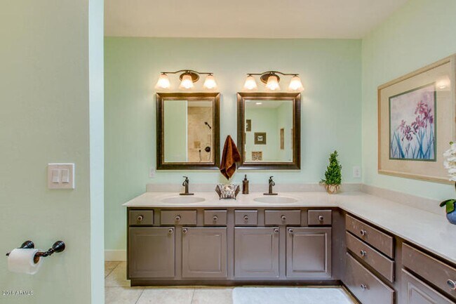 Building Photo - SFH 4-2