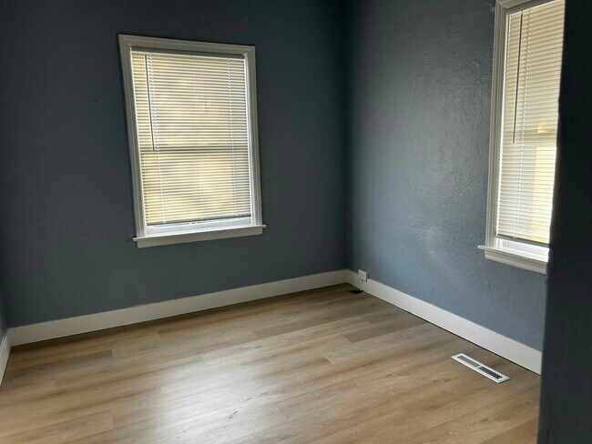 Building Photo - 400 S Raleigh St