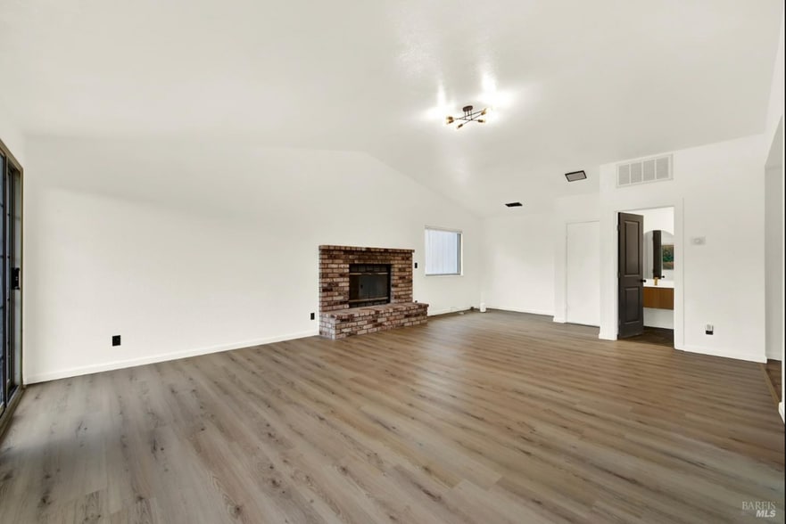 Building Photo - 143 Creekview Dr