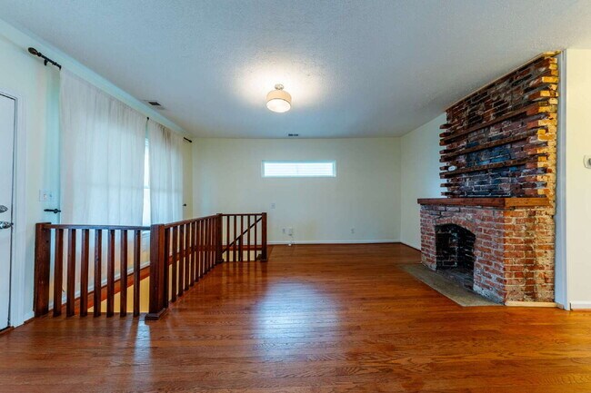 Building Photo - **APPLICATIONS PENDING**  Charming East Nashville Bungalow for Lease!