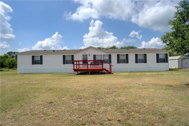 Building Photo - Country Living on half acre