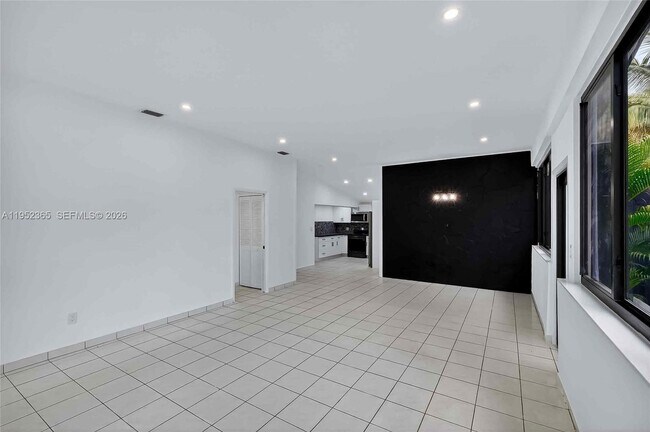 Building Photo - 524 NE 160th Terrace