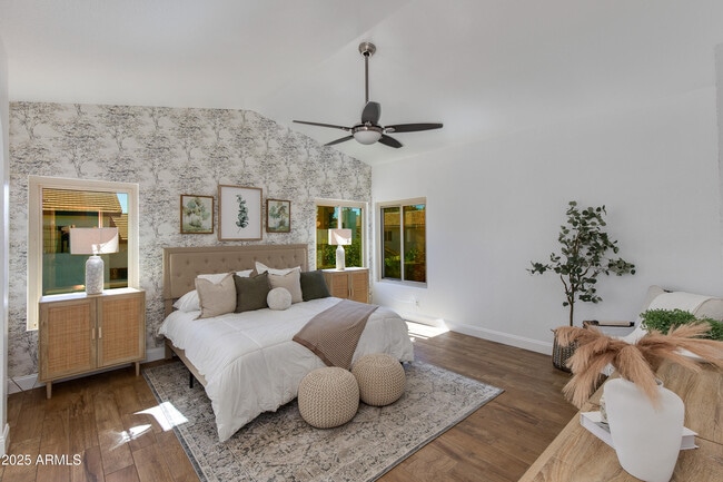 Building Photo - 2119 E New Bedford Dr