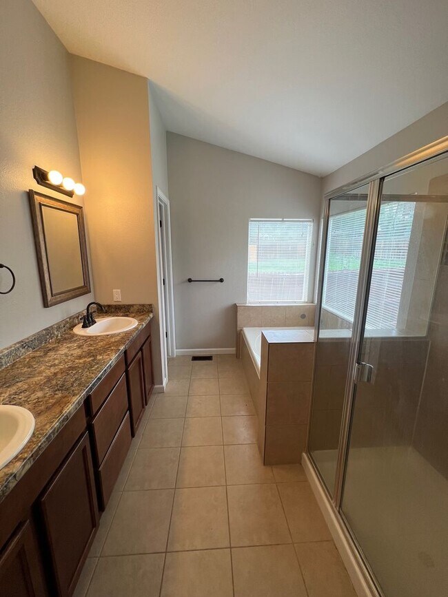 Building Photo - Beautiful 4 bedroom ranch style home avail...