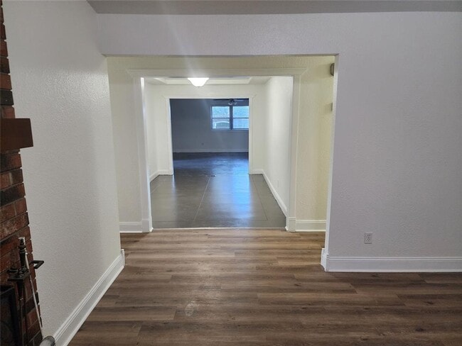 Building Photo - 807 S Jones Ln