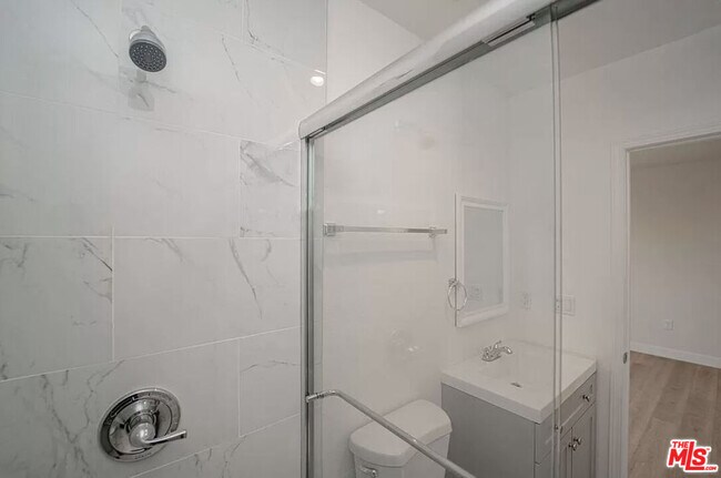 Building Photo - 204 E 29th St
