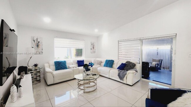 Building Photo - 433 SW 99th Ct