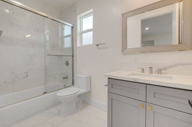 Building Photo - 4 Bed / 4 1/2 Bath Townhome in Sawtelle