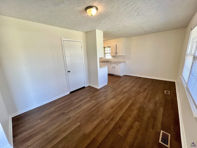 Building Photo - 2209 Macy Ave