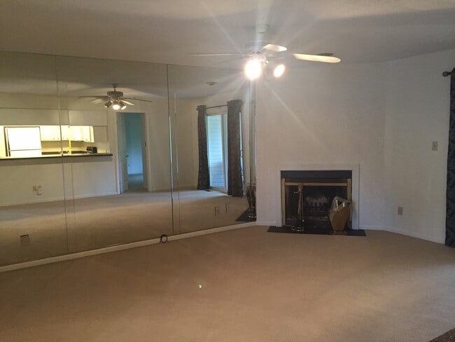 Building Photo - Beautiful Condo close to the oceanfront!!