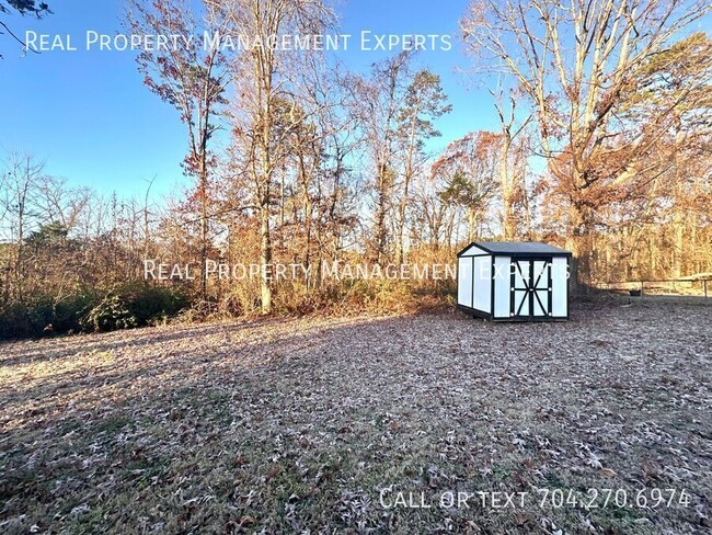 Building Photo - **MOVE IN SPECIAL!**Charming 2BR/2BA Home ...