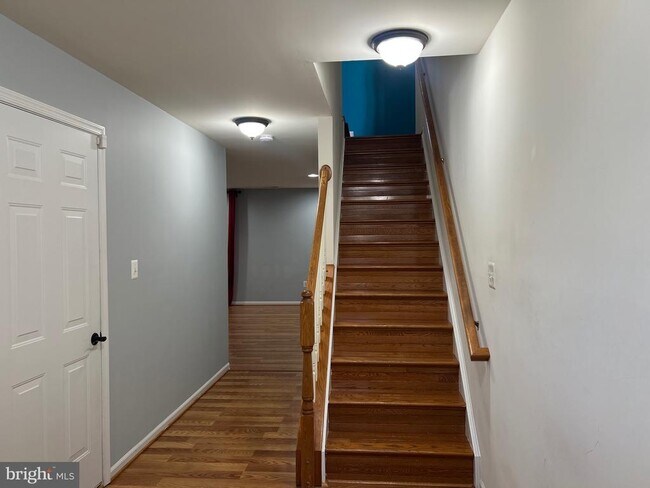 Building Photo - 5925 Kirkcaldy Ln