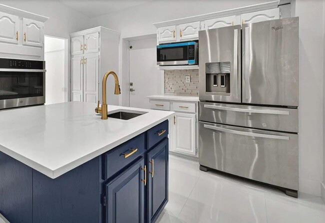 Building Photo - 4031 Coral Hills Dr