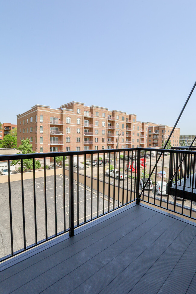 Building Photo - 880 Lee St