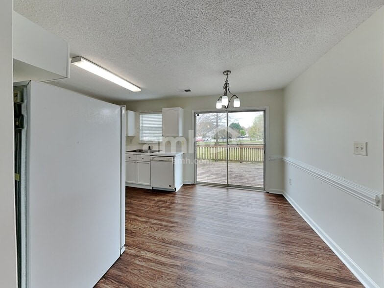 Building Photo - 14301 Blue Grass Dr