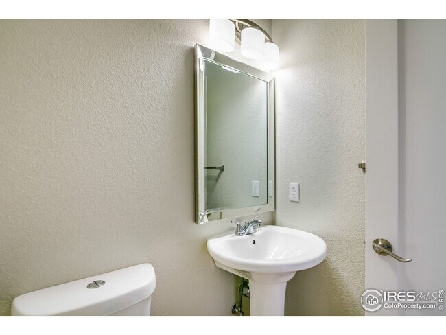 Building Photo - 4 Bedroom Townhome Available in Early Sept...