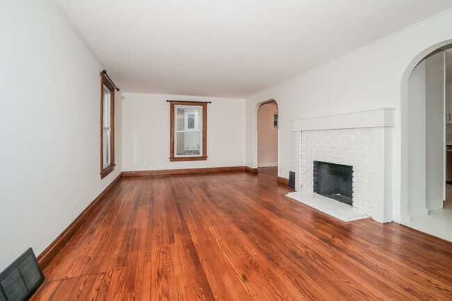 Building Photo - Stunning 4 Bedroom Home!