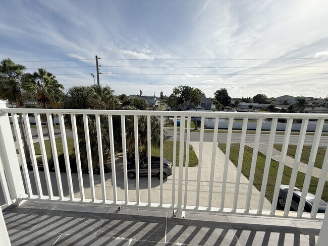 Building Photo - Waterfront 3 bedroom townhome with dock!