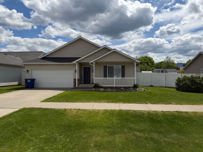 Building Photo - Beautiful 3 bedroom 2 bath ranch-style home in nice Post Falls neighborhood.