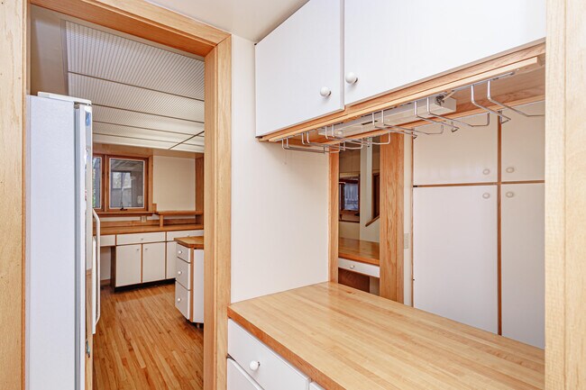 Building Photo - 1424 Bradford Dr