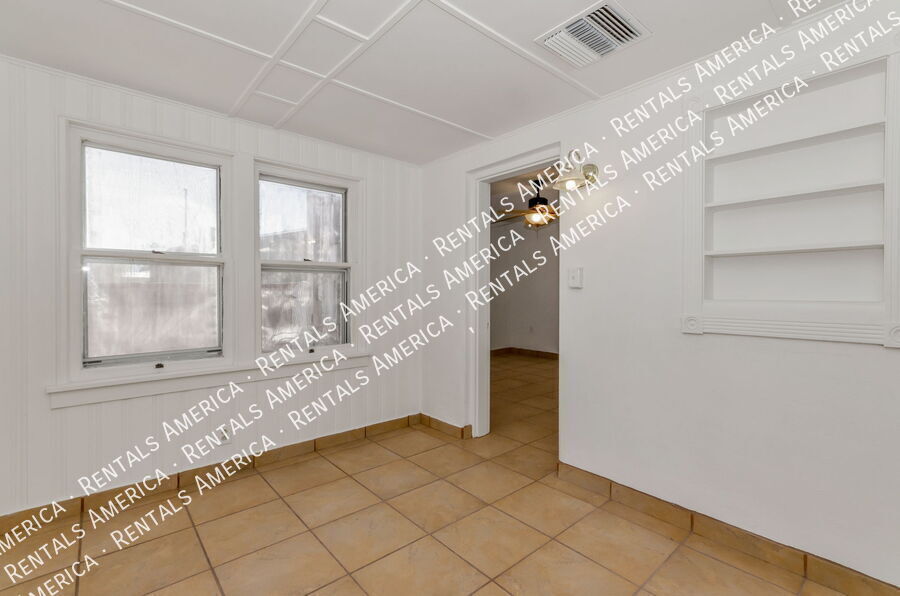 Building Photo - 1119 E Silver St