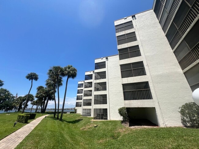 Building Photo - BEAUTIFUL and Renovated Riverfront Furnish...