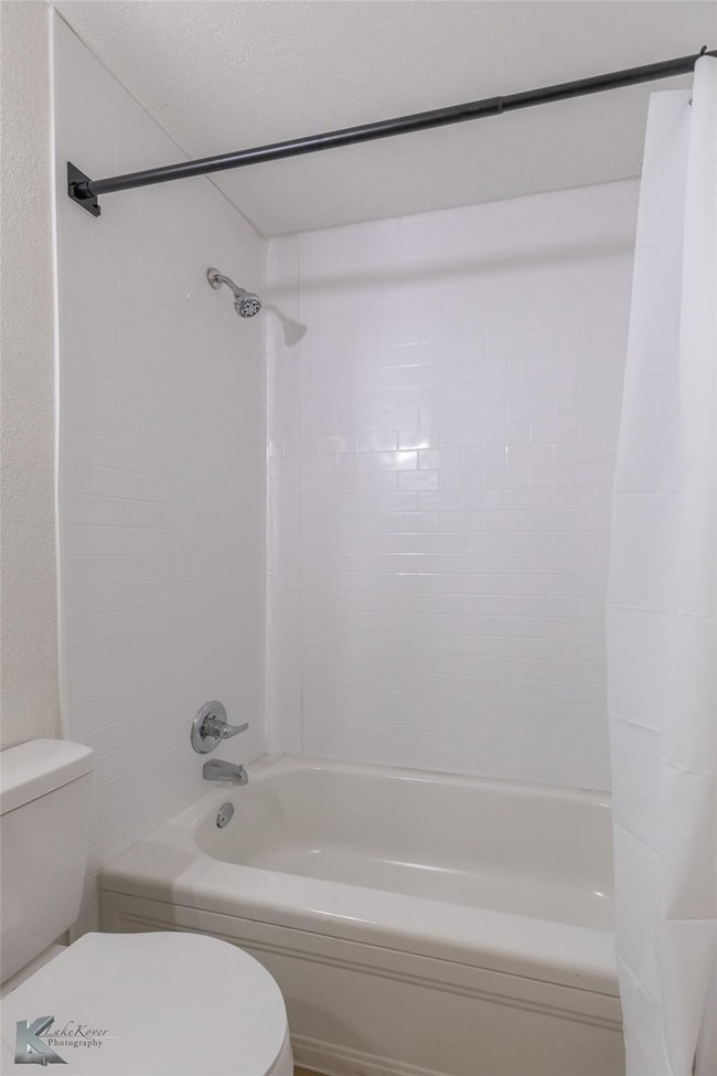 Building Photo - Furnished 3 bedroom 2 bathroom