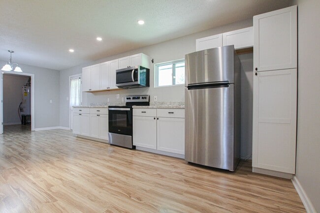 Building Photo - 219 Hallbrook Dr