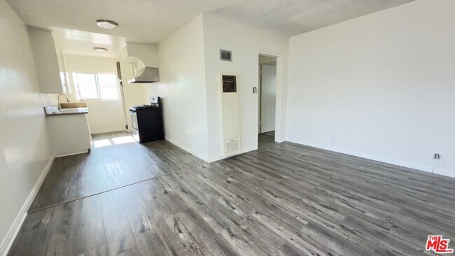 Building Photo - 975 S Kingsley Dr