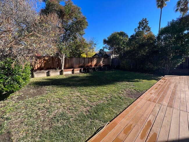 Building Photo - Newly Updated 4/2 Home! Remodeled Bathroom...