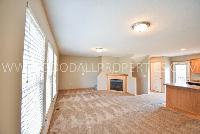 Building Photo - 2 Bedroom, 2.5 bath townhome in Urbandale ...