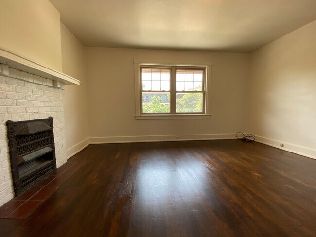 Building Photo - Pet Friendly 3 Bedroom Townhouse in Squirrel Hill! Covered Front Porch + Backyard! Call Today!