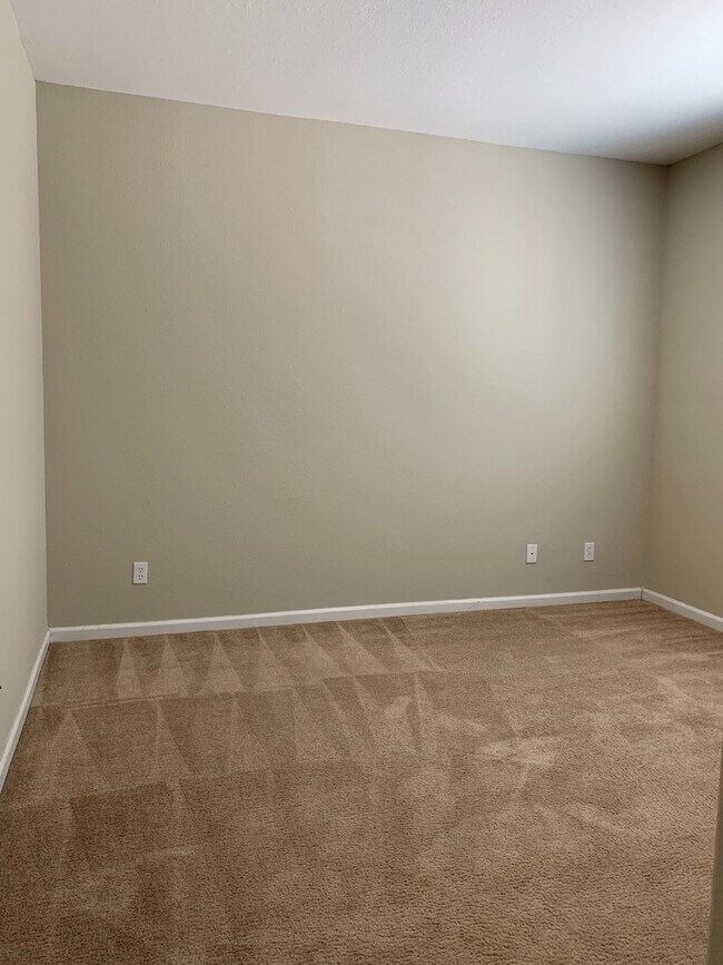Building Photo - Free Rent for the rest of July Beautiful h...