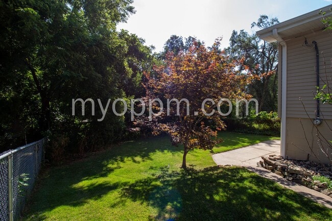 Building Photo - Spacious 4 Bed 2 Bath Home!