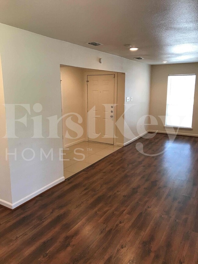 Building Photo - 1217 Meadow Creek Dr