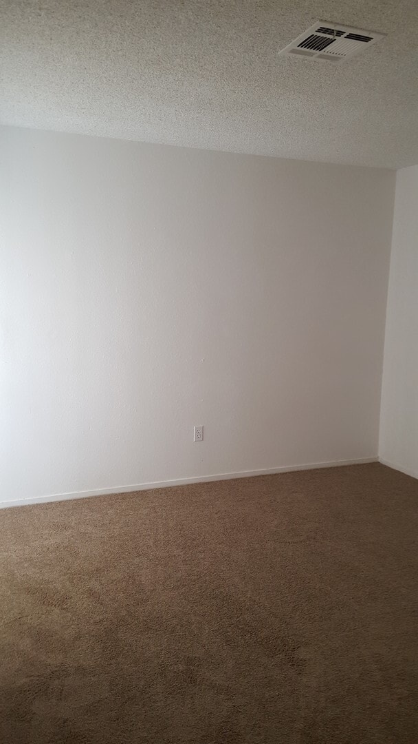 Building Photo - Single story 2 bedroom home.