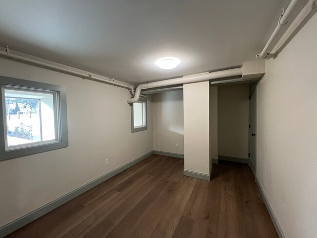 Building Photo - 160 Seabury St