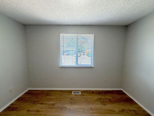 Building Photo - 410 Crona St