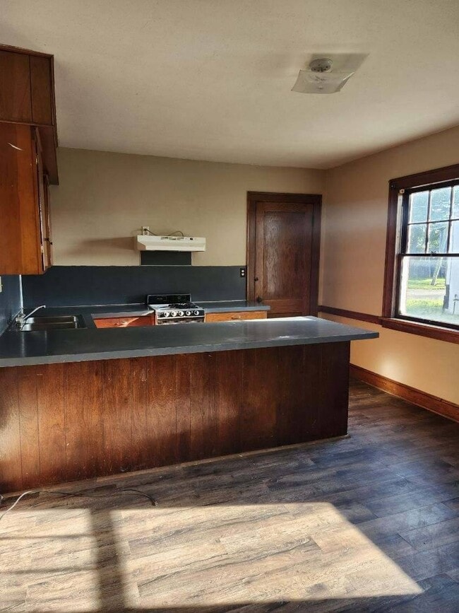 Building Photo - 804 Main Ave W