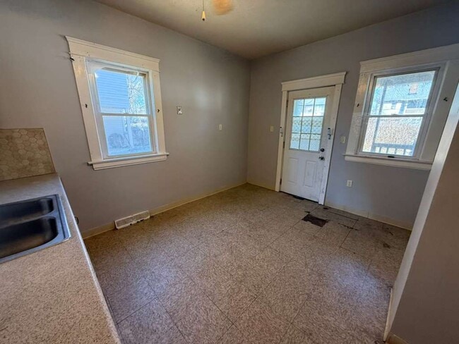 Building Photo - 4 BED 1 BATH SINGLE FAMILY HOME IN CLEVELAND!