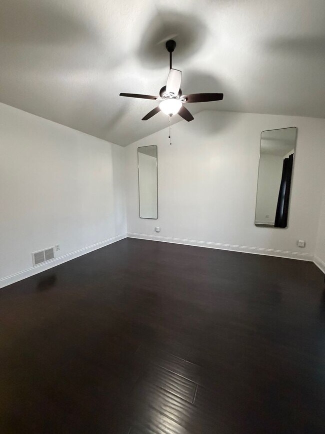 Building Photo - 4 BED 3 1/2 BATH HOUSE