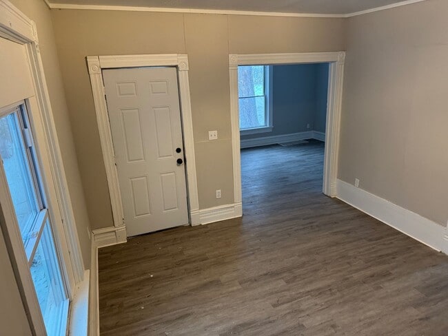 Building Photo - Charming 4-Bedroom Property in Prime Location