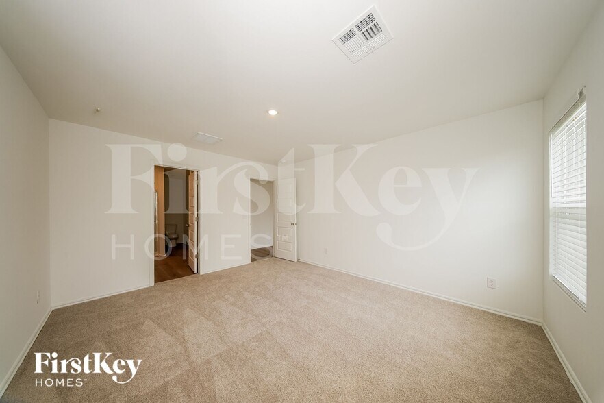 Building Photo - 433 Labelle Ln