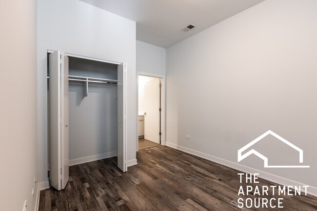 Building Photo - 2247 W Lawrence Ave