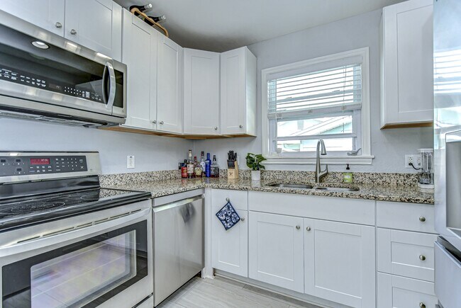 Building Photo - 1922 55th St S